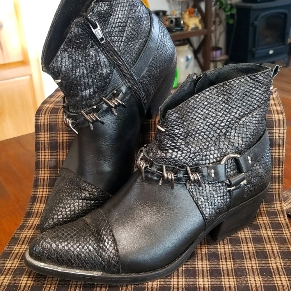 White Mountain Summit Amberlie Leather Boot w/Barbed Wire Detail sz 37= (6.5 -7)